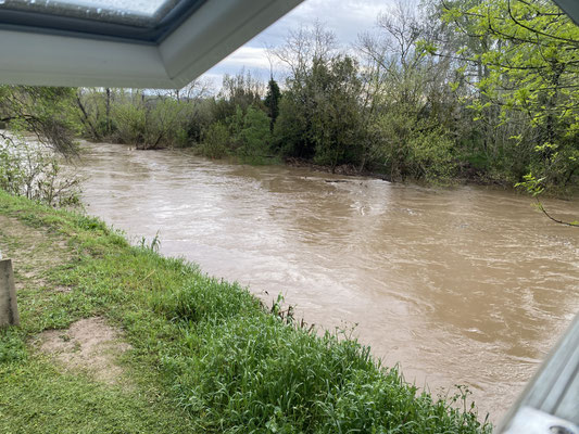 ...viel viel Regen und steigendem Fluss