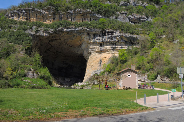 Durch die Grotte Mas d'Azil führt eine Strasse