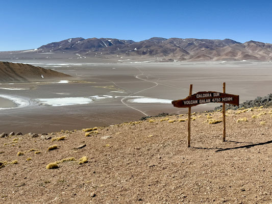 Wir schauen in die riesige Caldera
