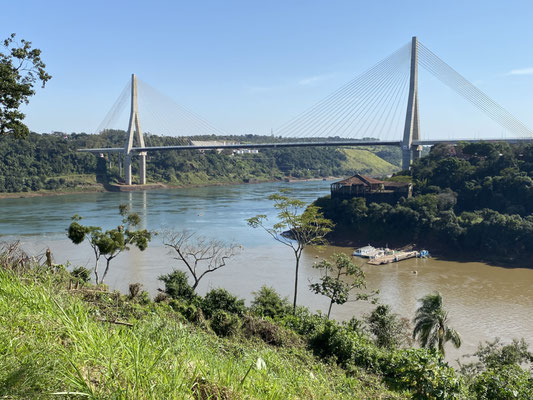 Wir stehen in Argentinien, rechts über dem Fluss ist Brasilien, links Paraguay