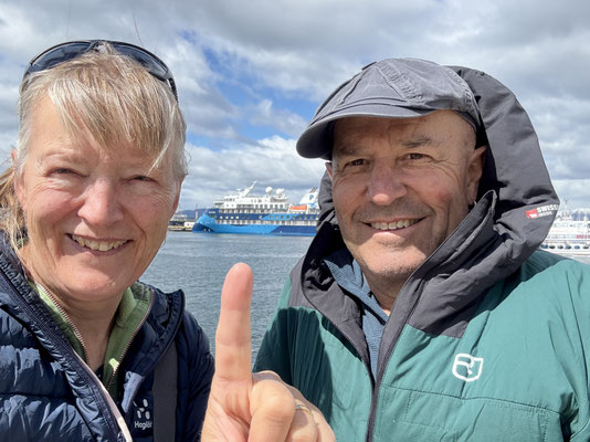 Die Ocean Victory wartet