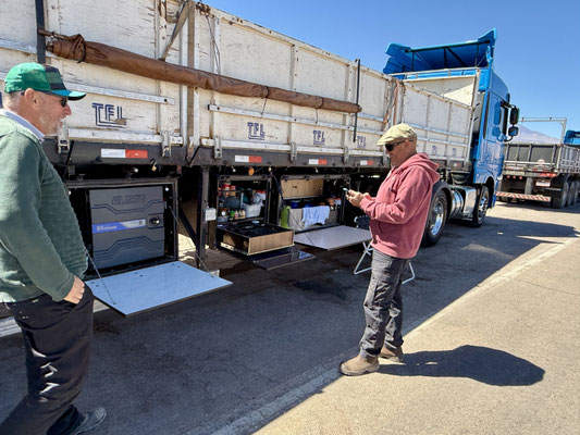 Dari, der Lastwagenfahrer ist unsere Informationsquelle