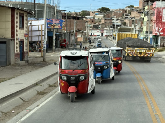 Herziger Taxiverkehr in Puquio