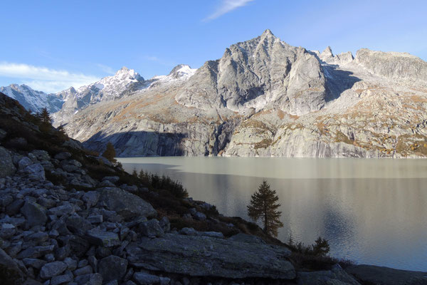 Entlang des Albigna Stausees im Bergell