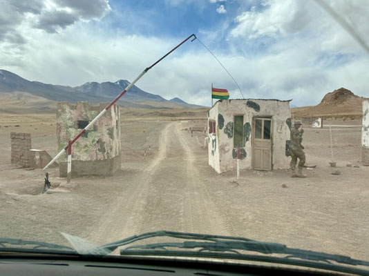 Nein, da kommen wir nicht durch...nur rechts, wenn die Steine weg sind