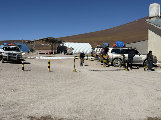 Viele Tourenjeeps sind bereit zum losfahren