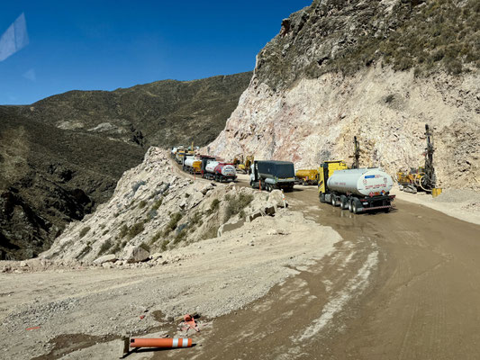 Lastwagenstau bei der Baustelle