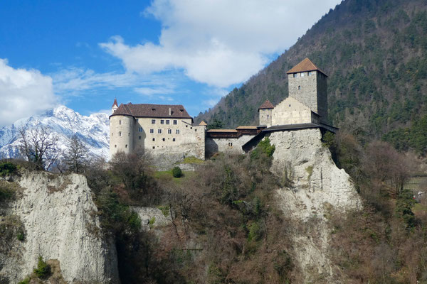 Stolz steht es auf dem Hügel, das Schloss Tirol