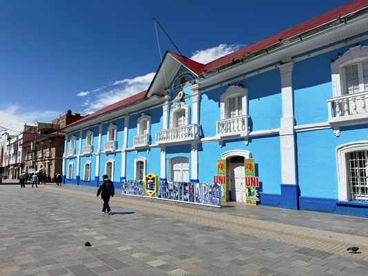 ...und himmelblauem Haus