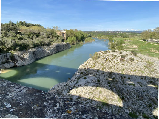 Die Brücke überspannt den Fluss Le Gardon