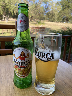 Und in der Beiz gibt es ein albanisches Bier aus Korca