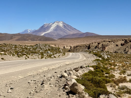 Blick zum rauchenden Vulkan Ollagüe