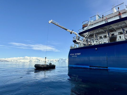 Die Zodiacs werden zu Wasser gelassen
