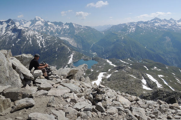 Pause auf dem Sidelhorn mit fantastischen Blick Richtung Wallis und Furkapass