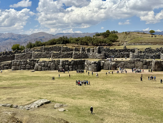 Inkamauern über der Stadt bei Saqsaywaman