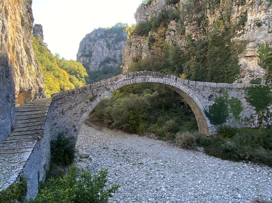 Wir sind bei den alten Brücken- Noutsos-Brücke