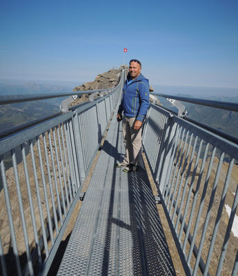 Auf der Hängebrücke in schwindelnder Höhe