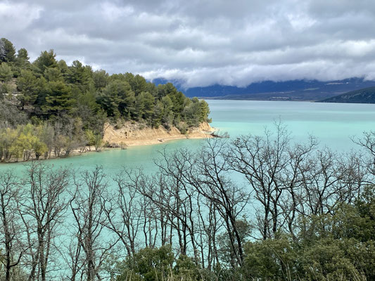 Ein Sonnenstrahl färbt den See