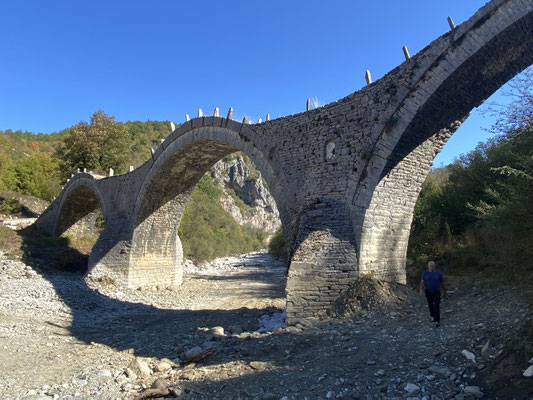 Beindruckende Plakidas-Brücke mit 3 Bögen