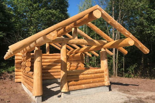 wasserdruckentrindete Weisstannenstämme, Blockstämme, Blockhausstämme, Wanderhütte
