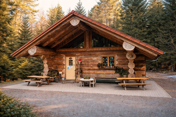 Blockhütte aus Weisstanne mit Sattel-Notch-Verkämmung, Blockhaus