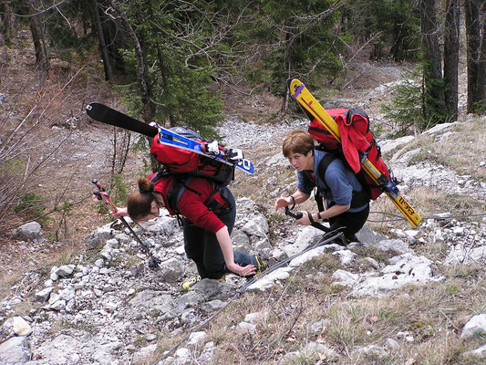 Reini und Gerti tragen die Schier durch den Nagelsteig am Beginn der Überquerung des Toten Gebirges