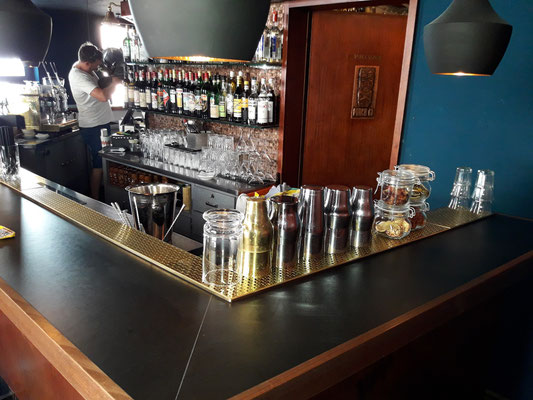 Bar 63 neue Barabdeckung mit Desk Top Linoleum belegt und Massivholzanleimer eingefasst