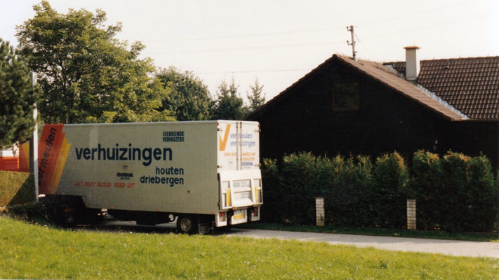 The moving truck arrives at Gleinkerweg 11 Niedergleink, Dietach, Upper Austria.