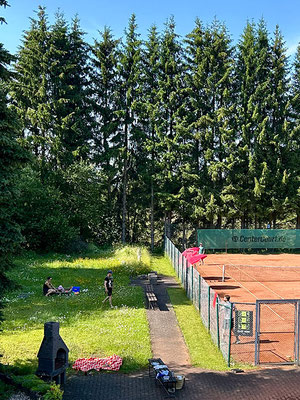 Zuschauen mit Kinderspielplatz am Platz 3