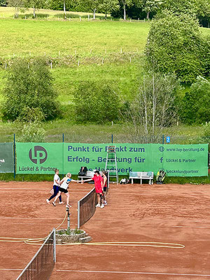 Faires Shake-Hands zum Sieg auf Platz 2