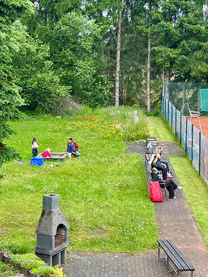 Kinder spielen im Sandkasten bei Platz 3