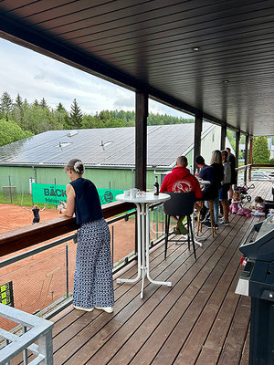 Zuschauen vom Clubhausbalkon bei den Doppeln Herren 1