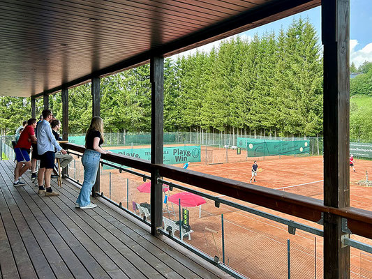 Zuschauen von unserem schönen Clubhaus-Balkon