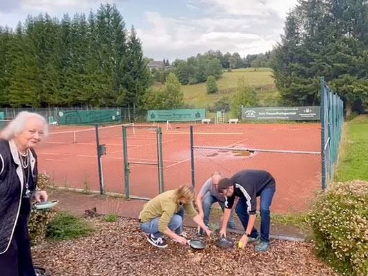 Baumpflanzchallenge 2025 - Einpflanzen am Clubhaus am 28.07.25
