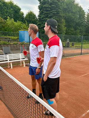 Anstoßen auf den Wiederaufstieg