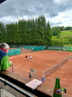 Blick vom Clubhausbalkon über die Plätze