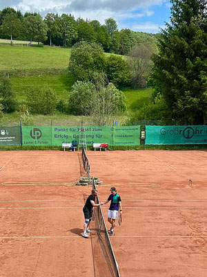 Fairer Shake-Hands nach dem Sieg auf Platz 1