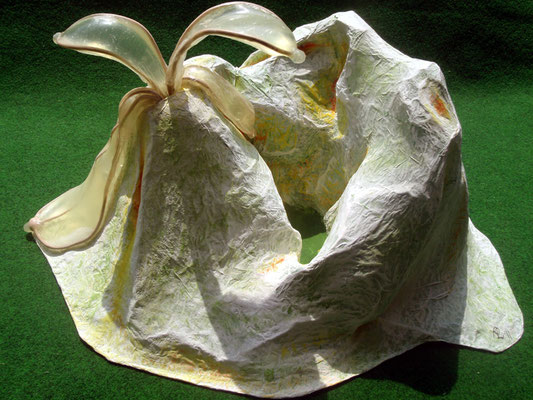 Eine bunte Plastik aus Draht, Papiermaché, Latex, Acrlyfarben, die einen Vulkankegel darstellt