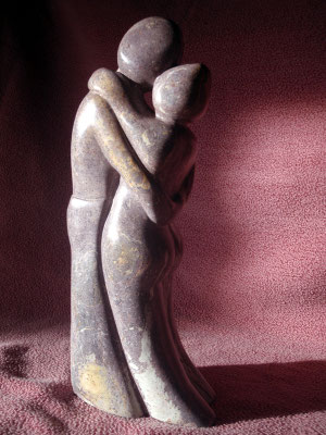 Kobalt-Serpentin-Skulptur: Mann u Frau umarmen einander