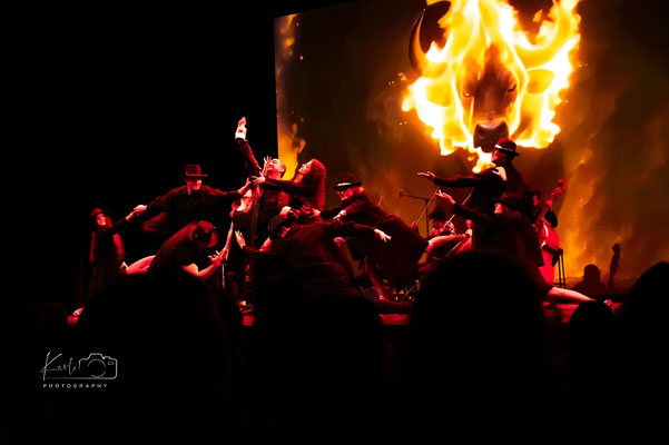 Carmen: eine Ensembleszene mit Feuer im Hintergrund