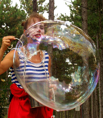Clown Astrid macht eine riesige Seifenblase
