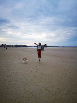 Jessy und Eddie am Strand von Saint-Malo