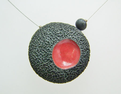 voir le collier en forme de volcan noir et rouge en ceramique