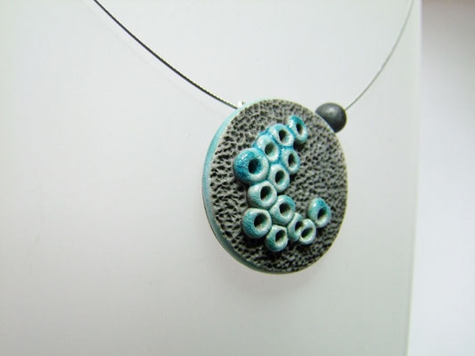 pendentif en céramique raku noir et bleu vue de côté