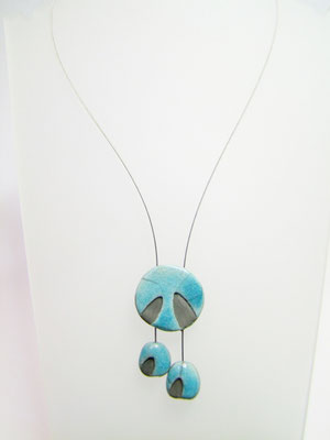 Collier en céramique raku bleu vu de face
