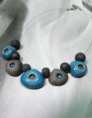 collier noir et bleu en raku