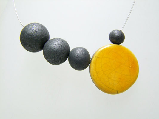 fiche produit du collier jaune de l'atelier simplement terre