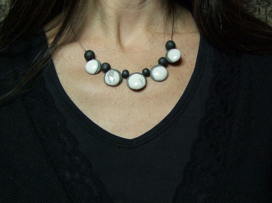 collier en céramique raku noir et blanc