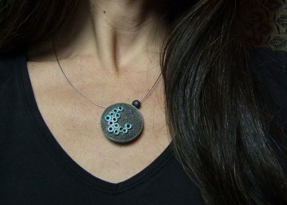 Collier noir et bleu aux effets texturée et avec des petits reliefs vue sur modèle vivant