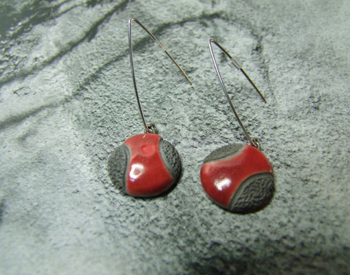 détail des boucles d'oreilles contemporaines en ceramique raku rouge de chloe bercovici